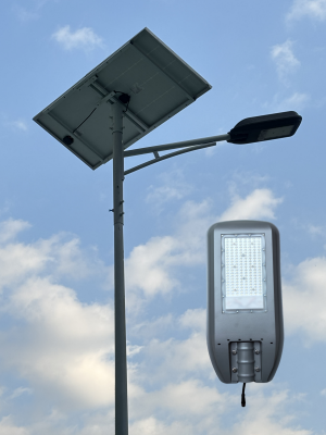 ダブルソーラー街路灯システム 150W、58Lux、ハイマストライト